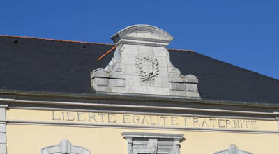 BLason-ville-Ibos-sculpte-dans-la-pierre-au-dessus-entree-mairie_p